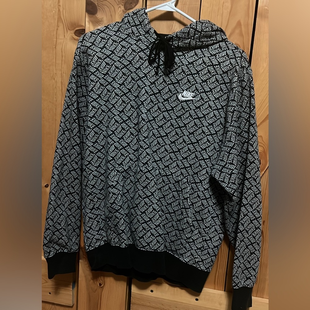 Nike Men's Sweater in Black and White Pattern